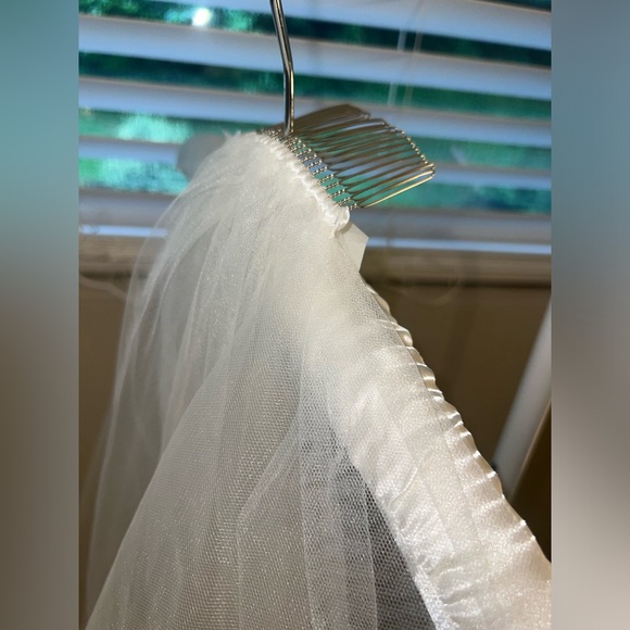 Brand new, never worn, fingertip veil with detailed hem and blusher - Picture 6 of 8